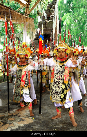 Les jeunes garçons habillés comme des guerriers, Baris dancing au Pura Dalem 80571 Tengaling au Temple dans le cadre d'une cérémonie. Banque D'Images