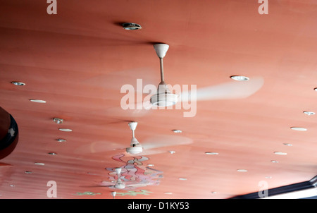 Ventilateurs de plafond tournant à pleine vitesse Banque D'Images