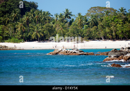 Vue sur Playa Manuel Antonio et Playa Tres Playas Gemelas dans de Parc National Manuel Antonio, Costa Rica, Amérique Centrale Banque D'Images