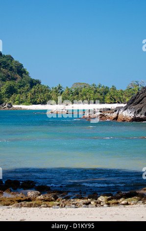 Vue sur la plage de sable de Playa Manuel Antonio o Playa Tres Playas Gemelas dans de Parc National Manuel Antonio, Costa Rica Banque D'Images