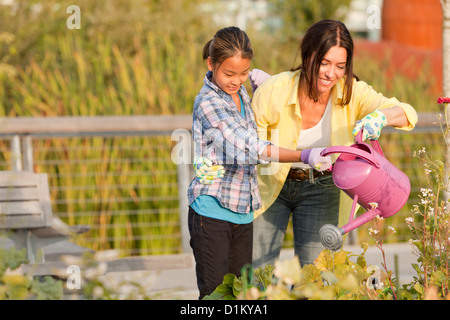 Japanese mother and daughter gardening together Banque D'Images