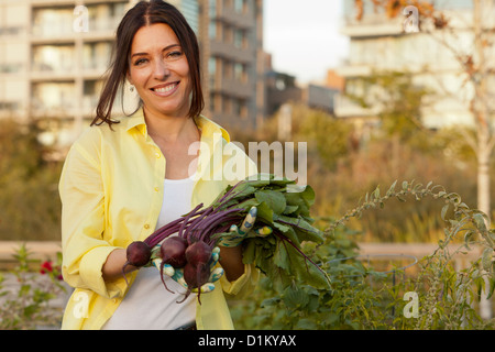 Caucasian woman holding bunch de betteraves Banque D'Images