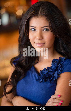 Hispanic woman with arms crossed Banque D'Images