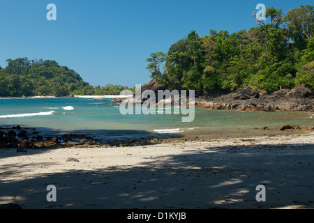 Vue sur Playa Manuel Antonio o Playa Tres Playas Gemelas dans de Parc National Manuel Antonio, Costa Rica Banque D'Images