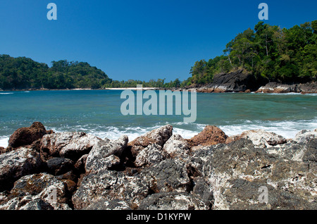 Vue sur Playa Playa Manuel Antonio tres d'un basalte Rocky beach dans le Parc National Manuel Antonio, Costa Rica, Amérique Centrale Banque D'Images