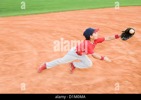 Joueur de baseball balle capture hispanique Banque D'Images