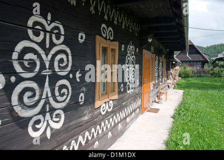 Chalet à Cicmany peint folk village, Slovaquie Banque D'Images