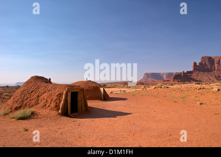 Habitation traditionnelle navajo hogans, rituelles et de structure, Monument Valley Navajo Tribal Park, Utah, USA Banque D'Images