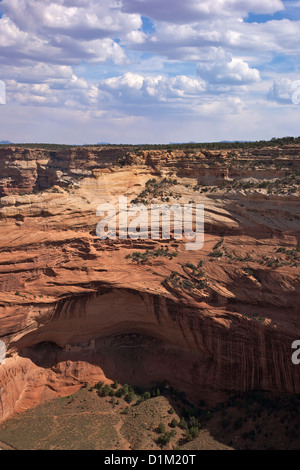 Sous le rocher, Canyon de Chelly National Monument, Arizona, USA Banque D'Images