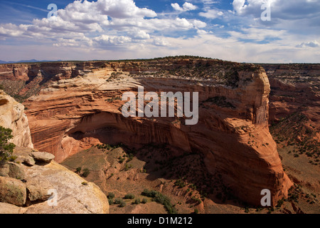 Sous le rocher, Canyon de Chelly National Monument, Arizona, USA Banque D'Images