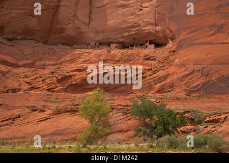 Sous le rocher, Canyon de Chelly National Monument, Arizona, USA Banque D'Images