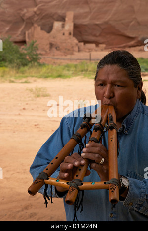 Travis Terry jouer flûte dans sa ville natale de Canyon de Chelly National Monument, Arizona, USA Banque D'Images