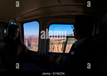 Les touristes d'admirer des vues sur Grand Canyon à partir de l'hélicoptère Papillon, le Parc National du Grand Canyon, Arizona, USA Banque D'Images