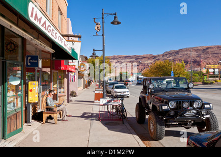 Jeep modifiée devant les boutiques et une galerie d'art dans la rue principale du centre-ville de Moab Moab Utah United States of America USA US Banque D'Images