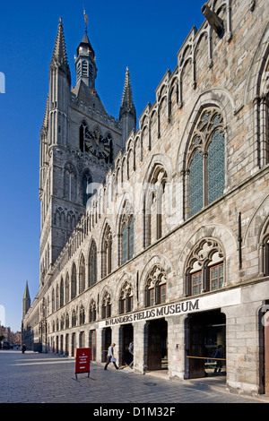 La Halle aux Draps / Lakenhalle abritant le musée In Flanders Fields à Ypres, Belgique Banque D'Images
