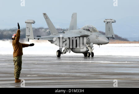 NAVAL AIR FACILITY MISAWA, Japon (déc. 28, 2012) l'Aviation aviateur Mate du machiniste Kenia Palacio, d'El Paso, Texas, affecté à l'Escadron d'attaque électronique (VAQ) 132's Line Division, des signaux à l'équipage d'un EA-16G Growler 'taxis' comme il au large de la ligne de vol à la Naval Air Facility Misawa. VAQ-132 est en ce moment sur un déploiement de six mois à Misawa NAF à l'appui de la 7ème Flotte américaine.US Navy Photo Banque D'Images