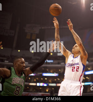 Le 27 décembre 2012 - Los Angeles, Californie, États-Unis - Los Angeles Clippers MATT BARNES shoots au basket contre les Boston Celtics JEFF GREEN au cours de la première moitié de leur jeu au Staples Center de Los Angeles, Californie aujourd'hui jeudi. (Crédit Image : © Armando Arorizo/Pi/Prensa Internacional/ZUMAPRESS.com) Banque D'Images