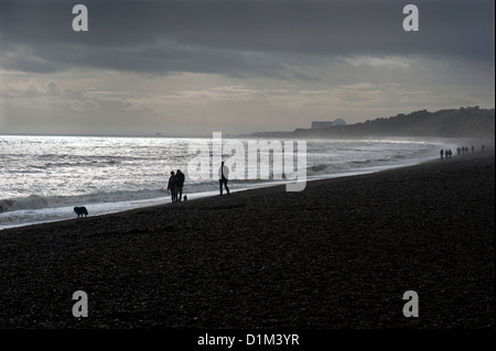 Plage de Dunwich, Suffolk, Angleterre. 12-2012. Plage de Dunwich à Sizewell B en direction sud vers une Sizwell et centrales nucléaires de puissance Banque D'Images