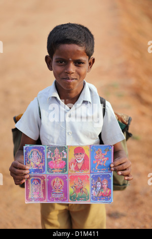 School kid holding une affiche avec les dieux hindous de l'Inde du sud de l'Andhra Pradesh Banque D'Images