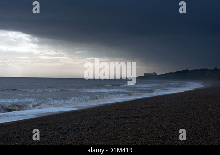 Plage de Dunwich, Suffolk, Angleterre. 12-2012. Plage de Dunwich à Sizewell B en direction sud vers une Sizwell et centrales nucléaires de puissance Banque D'Images