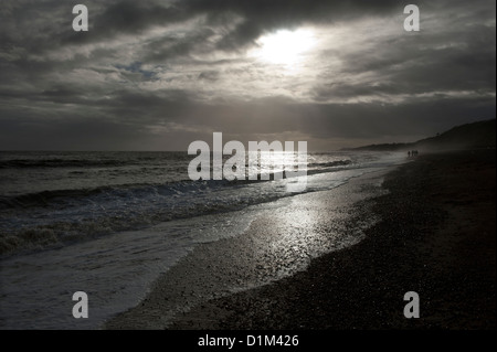 Plage de Dunwich, Suffolk, Angleterre. 12-2012. Plage de Dunwich à Sizewell B en direction sud vers une Sizwell et centrales nucléaires de puissance Banque D'Images