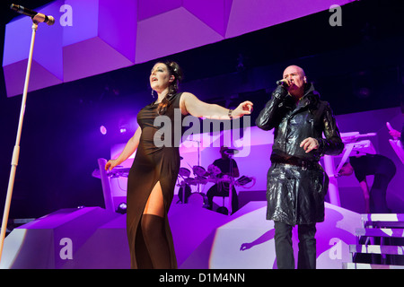 Joanne Catherall et Phil Oakey, de concert avec leur bande de the Human League, Salle municipale de Wolverhampton, 2 décembre 2012. Banque D'Images