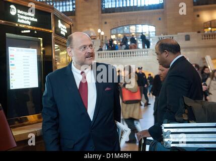 28 décembre 2012 - Manhattan, New York, États-Unis - MTA Président JOSEPH LHOTA annonce le lancement d'une application pour smartphone qui affiche en temps réel des temps d'arrivée des trains sur sept des 24 lignes de métro de la ville lors d'une conférence de presse à Grand Central Terminal, vendredi, Décembre 28, 2012. La version initiale du passage inférieur du temps aura l'information pour le 1,2,3,4,5 et 6 trains ainsi que la 42e rue s'aéroport. (Crédit Image : © Bryan Smith/ZUMAPRESS.com) Banque D'Images