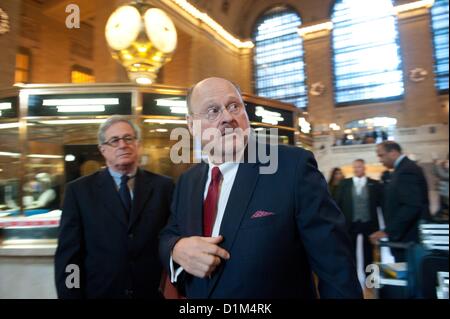 28 décembre 2012 - Manhattan, New York, États-Unis - MTA Président JOSEPH LHOTA annonce le lancement d'une application pour smartphone qui affiche en temps réel des temps d'arrivée des trains sur sept des 24 lignes de métro de la ville lors d'une conférence de presse à Grand Central Terminal, vendredi, Décembre 28, 2012. La version initiale du passage inférieur du temps aura l'information pour le 1,2,3,4,5 et 6 trains ainsi que la 42e rue s'aéroport. (Crédit Image : © Bryan Smith/ZUMAPRESS.com) Banque D'Images