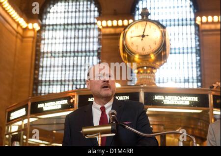 28 décembre 2012 - Manhattan, New York, États-Unis - MTA Président JOSEPH LHOTA annonce le lancement d'une application pour smartphone qui affiche en temps réel des temps d'arrivée des trains sur sept des 24 lignes de métro de la ville lors d'une conférence de presse à Grand Central Terminal, vendredi, Décembre 28, 2012. La version initiale du passage inférieur du temps aura l'information pour le 1,2,3,4,5 et 6 trains ainsi que la 42e rue s'aéroport. (Crédit Image : © Bryan Smith/ZUMAPRESS.com) Banque D'Images