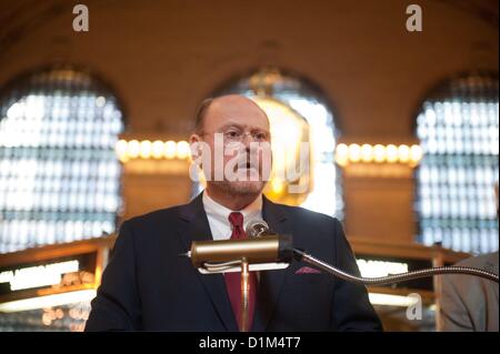 28 décembre 2012 - Manhattan, New York, États-Unis - MTA Président JOSEPH LHOTA annonce le lancement d'une application pour smartphone qui affiche en temps réel des temps d'arrivée des trains sur sept des 24 lignes de métro de la ville lors d'une conférence de presse à Grand Central Terminal, vendredi, Décembre 28, 2012. La version initiale du passage inférieur du temps aura l'information pour le 1,2,3,4,5 et 6 trains ainsi que la 42e rue s'aéroport. (Crédit Image : © Bryan Smith/ZUMAPRESS.com) Banque D'Images