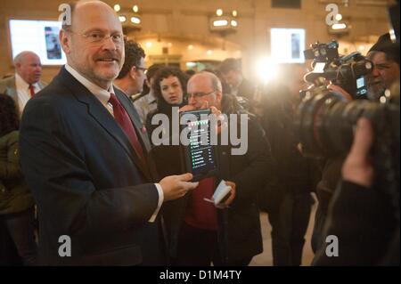 28 décembre 2012 - Manhattan, New York, États-Unis - MTA Président JOSEPH LHOTA annonce le lancement d'une application pour smartphone qui affiche en temps réel des temps d'arrivée des trains sur sept des 24 lignes de métro de la ville lors d'une conférence de presse à Grand Central Terminal, vendredi, Décembre 28, 2012. La version initiale du passage inférieur du temps aura l'information pour le 1,2,3,4,5 et 6 trains ainsi que la 42e rue s'aéroport. (Crédit Image : © Bryan Smith/ZUMAPRESS.com) Banque D'Images