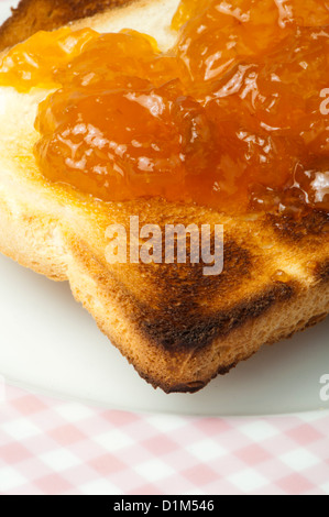 Propagation de la confiture sur du pain Banque D'Images