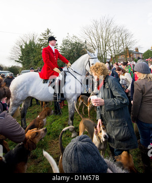 L'Essex Hunt au village vert pour le traditionnel Boxing Day rencontrez. Banque D'Images