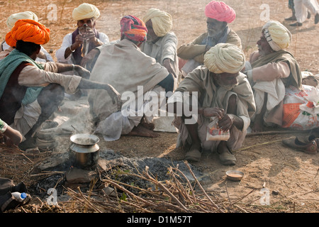 Commerçants en chameau turbans colorés assister à la foire annuelle de chameau dans le désert de Thar en dehors de Pushkar Rajasthan Inde Banque D'Images