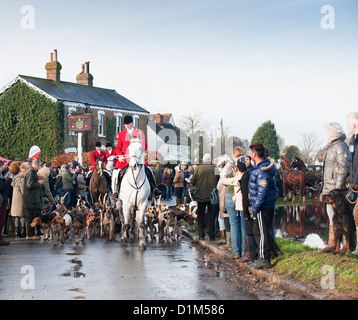 Chasse au Renard. L'Essex Hunt au village vert pour le traditionnel Boxing Day rencontrez. Banque D'Images