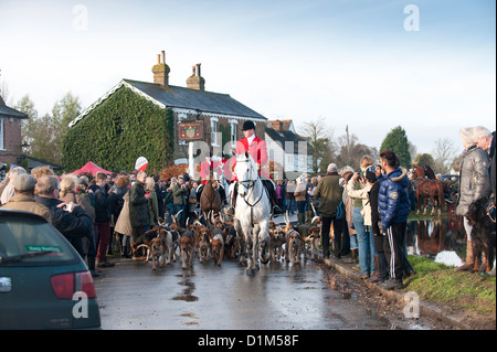 L'Essex Hunt au village vert pour le traditionnel Boxing Day rencontrez. Banque D'Images