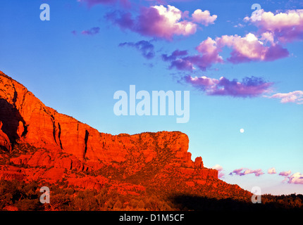 West Ridge de Lee, la montagne sur le site Canon fin avec moon rise, Munds Mountain Wilderness Area. Verde Valley, Sedona, Arizona. USA Banque D'Images