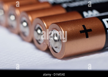 Les bornes positive un double aa batteries. Duracell avec point central et arrière-plan flou. Banque D'Images