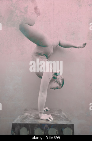Une femme acrobat performing handstand. En fonction Photo mélangé medium image. Banque D'Images