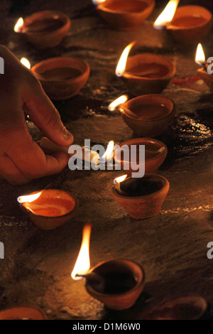 Diyas éclairage, lampes à huile traditionnelle faite d'argile, de l'Inde Banque D'Images