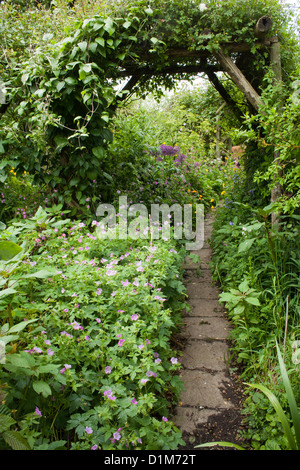 Dans Archway cottage garden, Cottage Farm Banque D'Images