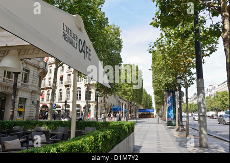 Célèbre Café sur Champs Elysées, Paris, France. Banque D'Images