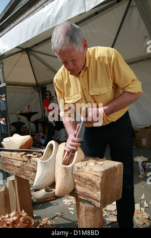 Chaussures en bois Artisan (sabots) à Holland House Festival - célébration de la culture néerlandaise Banque D'Images