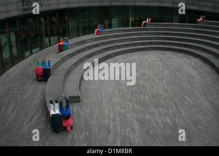 Corps dans les espaces urbains, performance Londres Banque D'Images