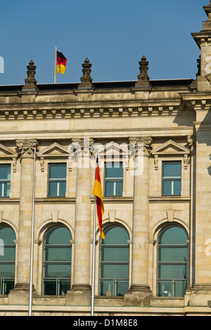 Vue partielle de l'immeuble du Reichstag ( ) du Bundestag à Berlin, Allemagne Banque D'Images