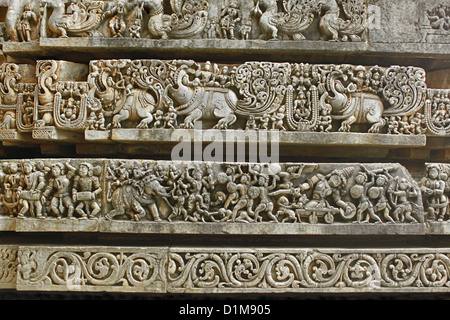 Sculpté en pierre des murs décorés de Hoysaleswara temple, Halebidu, Hassan District, Karnataka, Inde. Banque D'Images