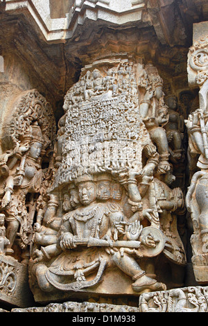 Décorées de murs sculptés Hoysaleswara temple, Halebidu, Hassan District, Karnataka, Inde. Banque D'Images