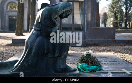 Cimetière monumental italien : collection de deux cents ans statues Banque D'Images