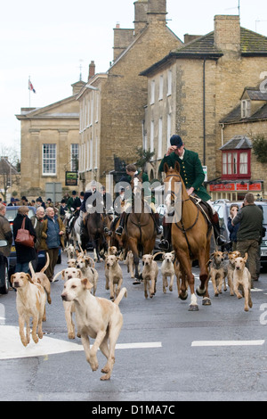 Maître de la chasse conduit son foxhounds grâce à Chipping Norton pour le Boxing Day 2014 Hunt Banque D'Images