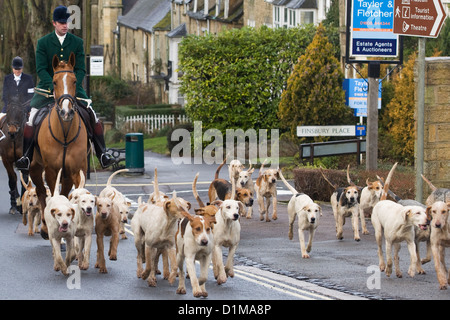 Maître de la chasse conduit son foxhounds grâce à Chipping Norton pour le Boxing Day 2014 Hunt Banque D'Images